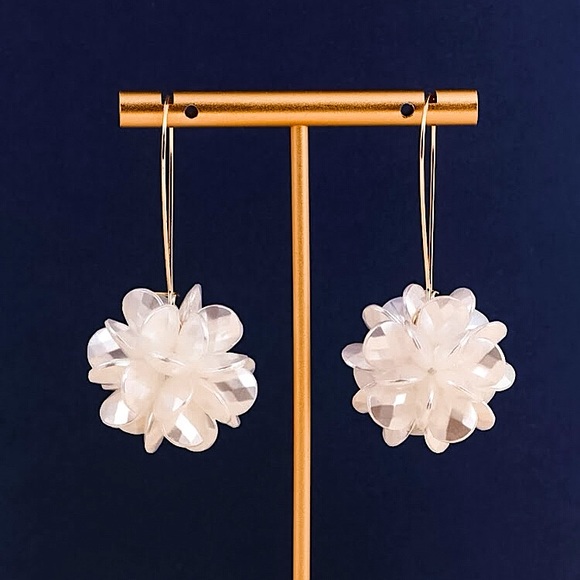 ⚫️𝟲𝟱%𝗢𝗙𝗙|𝗯𝘂𝗻𝗱𝗹𝗲𝘀𝟯+⚫️ ⚜️[𝟯/$𝟭𝟴]⚜️NEW Large White Floral Drop Earrings - Picture 8 of 11